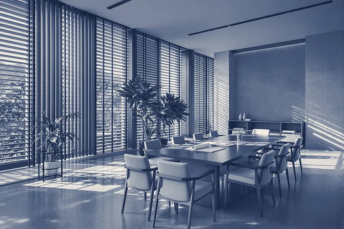 Sala de reunión profesional en un edificio contemporáneo costarricense, con planos sobre la mesa y luz filtrada por celosías, tratada en duotono azul.